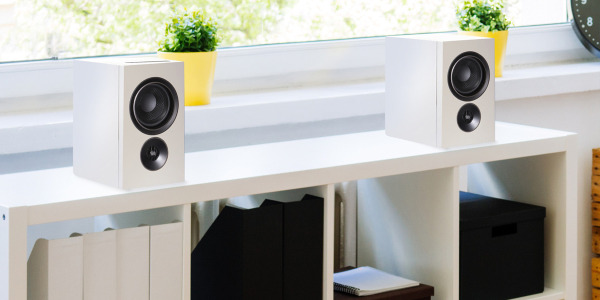 PSB SPEAKERS LANZA ALPHA IQ, ALTAVOCES ACTIVOS CON STREAMER BLUOS INTEGRADO